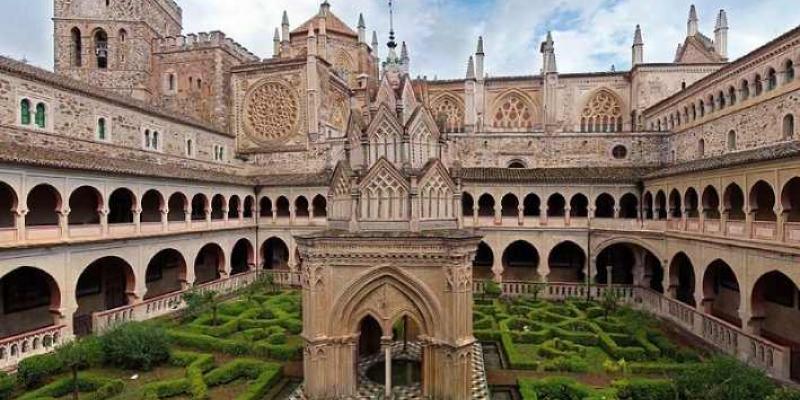 Pueblos más bonitos de España en un verano de turismo de interior. Monasterio de Guadalupe, Extremadura