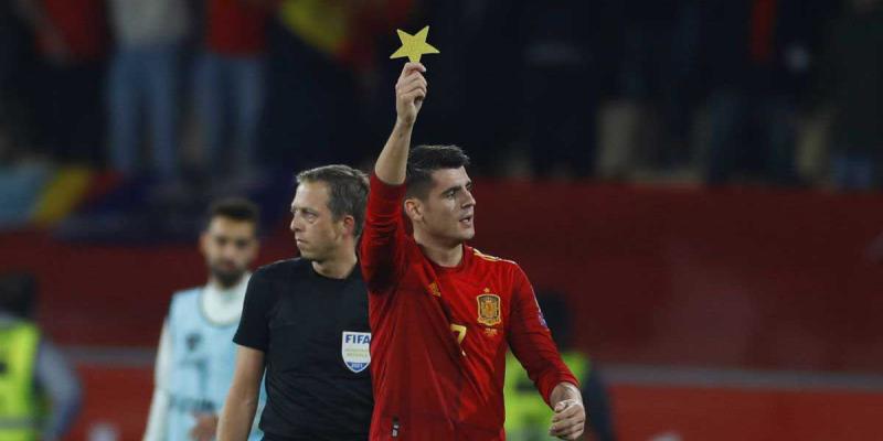 Morata / AS.com Morata enseña la estrella tras marcar a Suecia en los instantes finales
