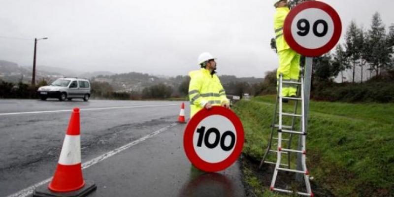 Imagen de colocación de una señal de 90 km/h / Cabalar / EFE Muertos DGT