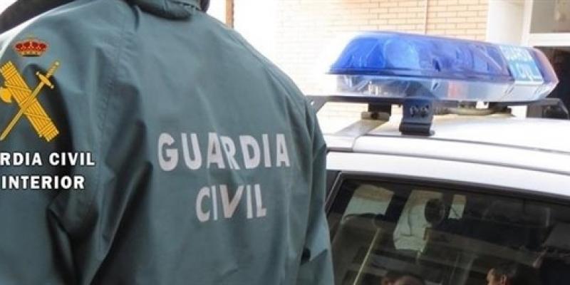 Trágico accidente en Torrevieja. Una mujer de 39 años apareció ayer sin vida y semidesnuda en unas escaleras de un edificio, y la investigación de la Guardia Civil apunta a que la víctima sufrió una caída tras orinar. Mujer Torrevieja
