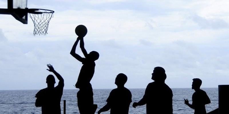 El lado más solidario de la NBA Personas jugando una partida casual de baloncesto