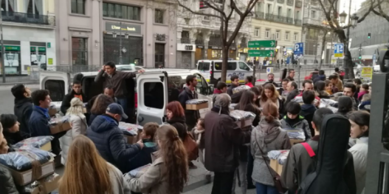 Voluntarios de 'Nadie Sin Cenar' reparten comida mañana para que nadie pase hambre en Nochebuena. Voluntarios de 'Nadie Sin Cenar' reparten comida mañana para que nadie pase hambre en Nochebuena.