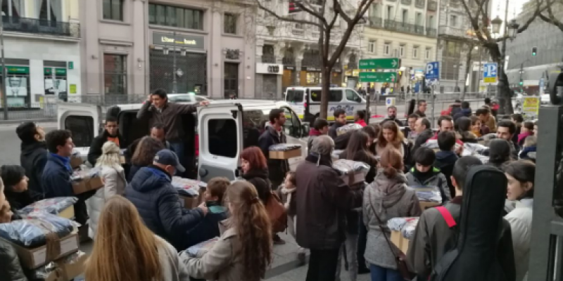 Voluntarios de 'Nadie Sin Cenar' reparten comida mañana para que nadie pase hambre en Nochebuena.