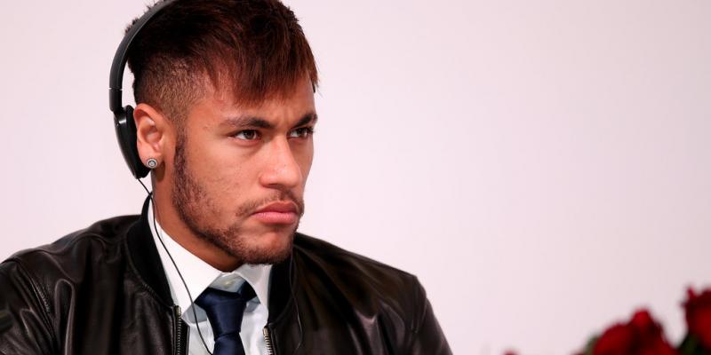 El brasileño está loco por salir del PSG pero todo apunta a que tendrá que arrancará la temporada en el mismo club. Neymar