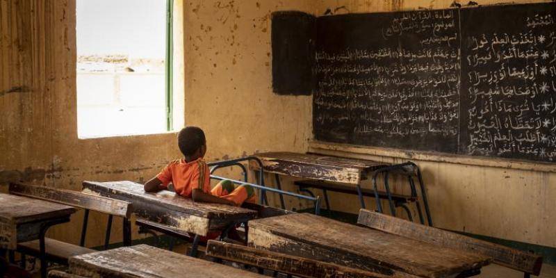 Un niño aprendiendo en una escuela comunitaria apoyada por UNICEF en Agadez, Níger, el 11 de mayo de 2018