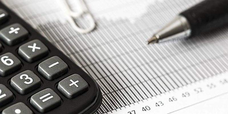 Una mayoría contundente rechaza los impuestos propuestos por el Gobierno Calculadora, bolígrafo y una hoja de análisis económico