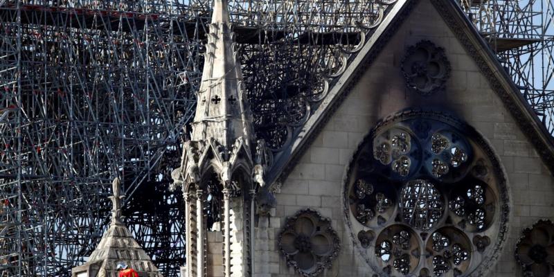 Diferentes personalidades, además de organizaciones y empresas, manifestaron su intención de colaborar en la reconstrucción de la catedral de Notre Dame, tras el incendio ocurrido esta semana que destruyó parte de la emblemática iglesia francesa. Notre Dame seguro incendio