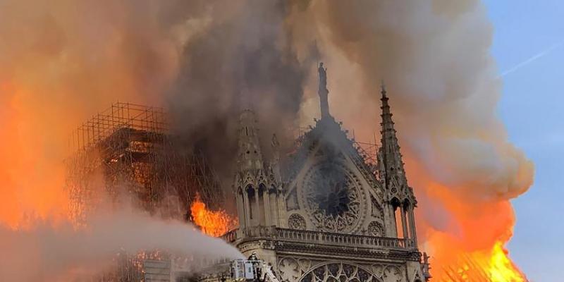 "Estas imágenes de Notre Dame son terribles. Notre Dame es un símbolo de Francia y de nuestra cultura europea. Estamos en nuestros pensamientos con los amigos franceses", dijo el portavoz de la canciller Steffen Seibert. Notre Dame