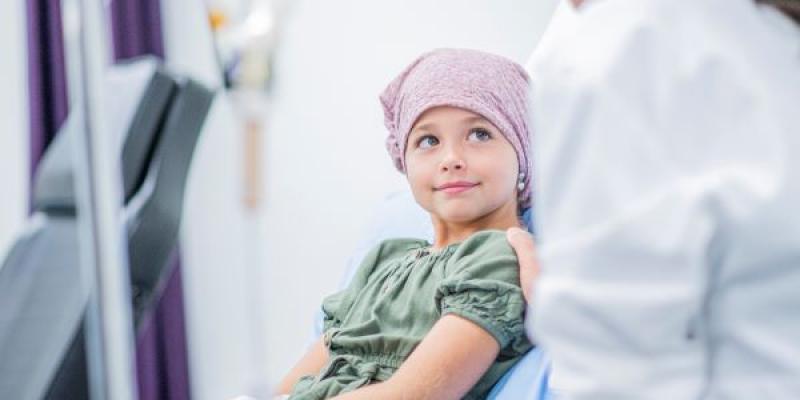 Cáncer / Novartis En el centro de la imagen un niño con un pañuelo en la cabeza