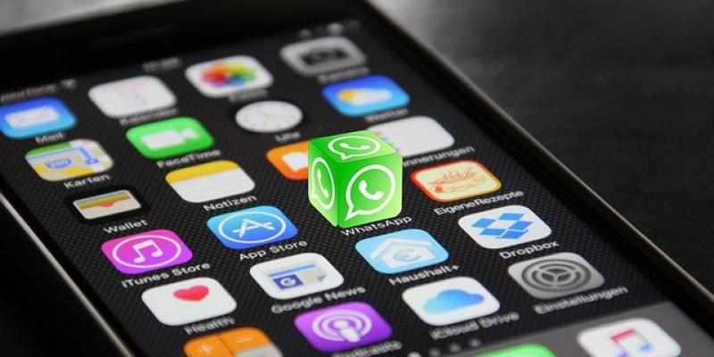 Pantalla de Iphone con el icono del Whatsapp modificado.