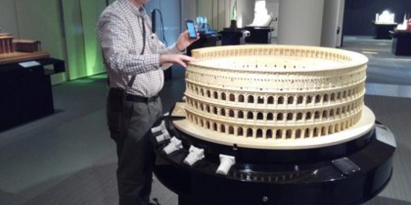 Cultura / Europa Press Una persona ciega en el Museo de la ONCE reconoce con el tacto una obra