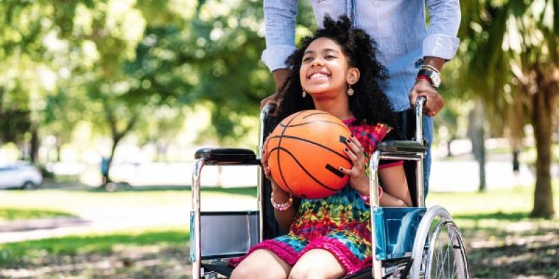 Ocio inclusivo / Instituto SEAC Niña en silla de ruedas jugando al baloncesto