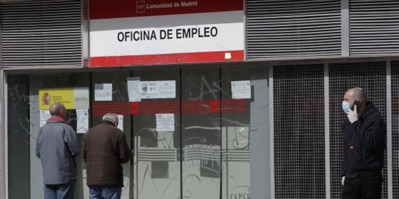 / EUROPA PRESS / EDUARDO PARRA Dos personas leen los carteles de una oficina de empleo cerrada, el pasado lunes.