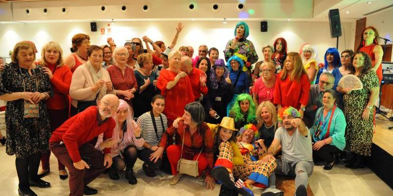 Varias personas disfrutando de la navidad en familia organizada por la ONCE