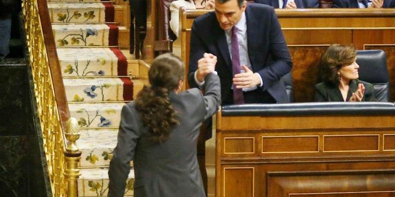 Sánchez saluda a Iglesias en el Pleno de investidura de este sábado. Foto: Congreso