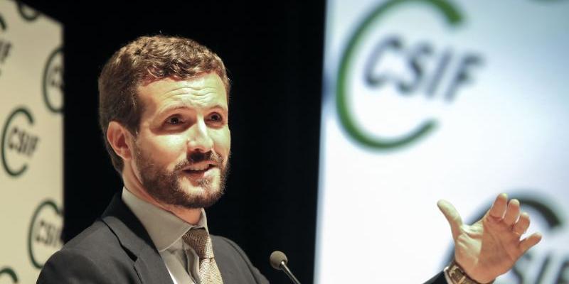 Casado asume incrementar la oferta pública de empleo y reforzar los medios de la administración.
Pablo Casado