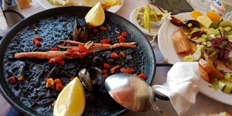 Paella de arroz negro 