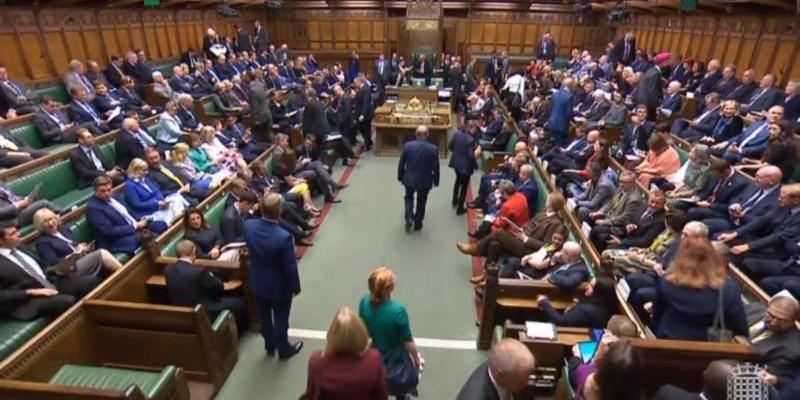 Johnson reta a la oposición a una moción de censura al reabrir el Parlamento.
Parlamento británico