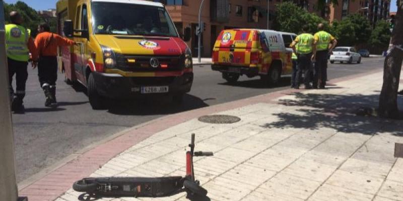 Un joven es atropellado al cruzar un semáforo en rojo para los peatones con su patinete eléctrico Patinete eléctrico