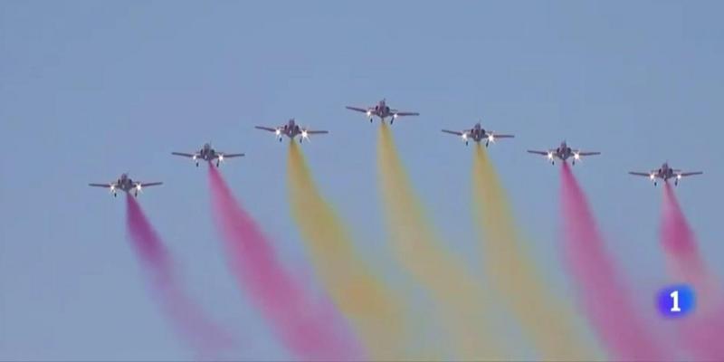 La Patrulla Águila tiñe de morado el cielo de Madrid