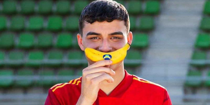 Pedii / ElDiario.es Pedri enseña su faceta más solidaria junto a Plátano de Canarias
