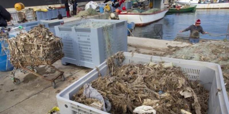 Contenedores con las redes repletas de desechos que han recogido los pescadores. Foto de La Vanguardia
