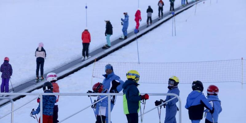 Varios esquiadores en la estación de esquí El Formigal. Pirineo Aragonés. Foto de Rafale Gobantes