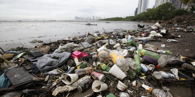 Cerca de 175.000 toneladas de basura llegan cada año a la Bahía de Panamá.
Plásticos