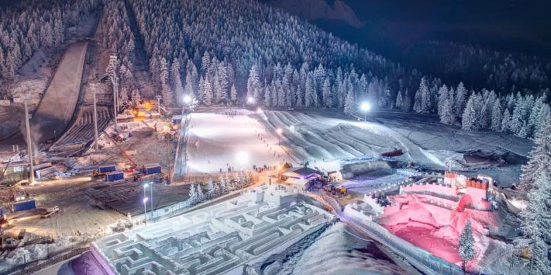 El laberinto de hielo en Polonia, iluminado durante la noche con diferentes luces