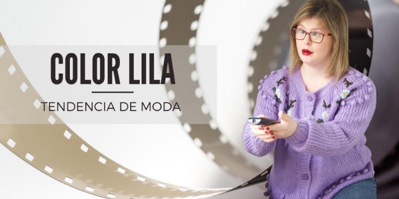 El color lila o color morado en la moda Paola Torres vistiendo una chaqueta de punto color lila