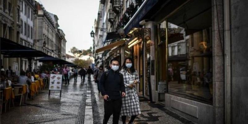 El centro de Lisboa está vacío y solo se ven un par de personas con mascarilla 