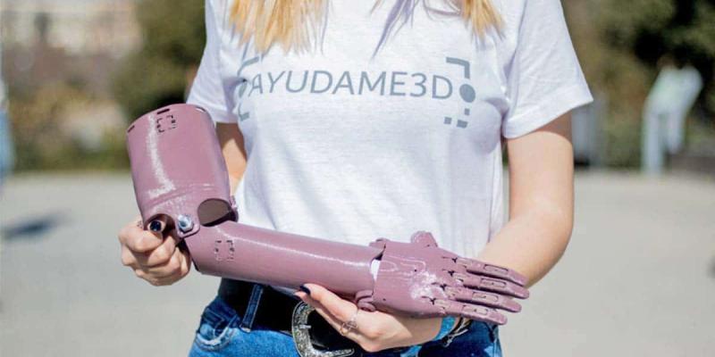 Estudiantes fabrican prótesis de brazos en 3D para personas sin recursos Muestra de una prótesis de brazo en 3D