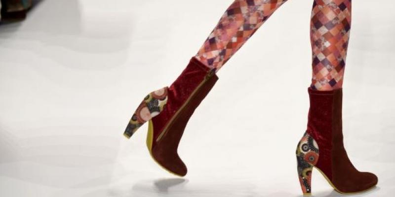 Primer plano de unas botas en un desfile de moda para mujer 