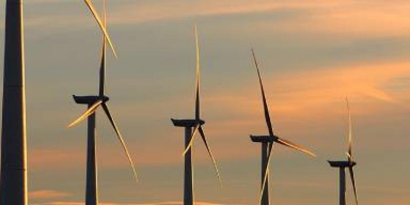 Plataforma con molinos de viento 