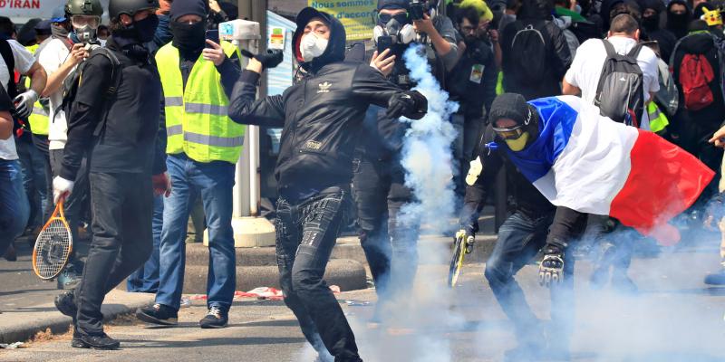 Las autoridades han desplegado a más de 7.400 efectivos policiales, que desde primera hora han realizado controles y detenciones preventivas. Primero de Mayo