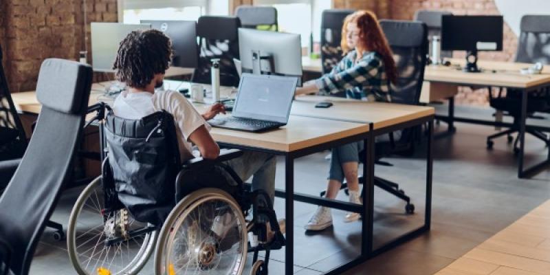 Un joven en silla de ruedas en una oficina | Foto de 123rf/dotshok para Servimedia Un joven en silla de ruedas en una oficina | Foto de 123rf/dotshok
