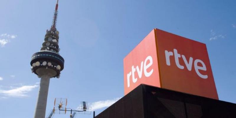 Sede de RTVE con la torre del "pirulí" a la izquierda 