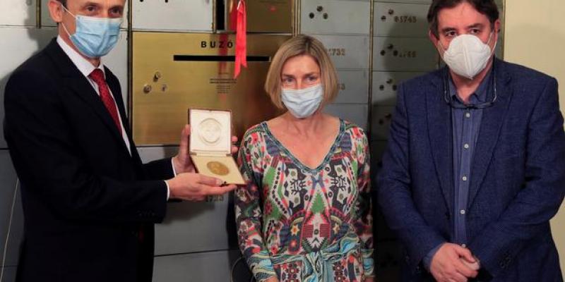 El ministro Pedro Duque, acompañado de la representante del CSIC Rosina López-Alonso y del director del Instituto Cervantes, Luis García Montero, en el acto realizado en la Caja de las Letras del centro la medalla del Premio Nobel Santiago Ramón y Cajal. EFE