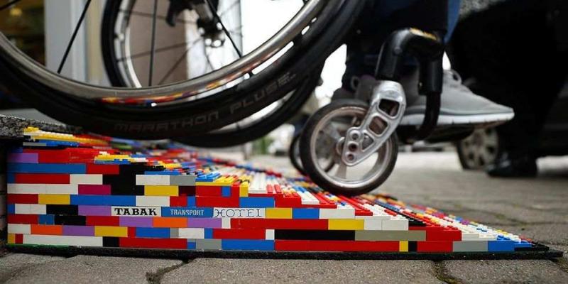 Rampa accesible fabricada con piezas de Lego