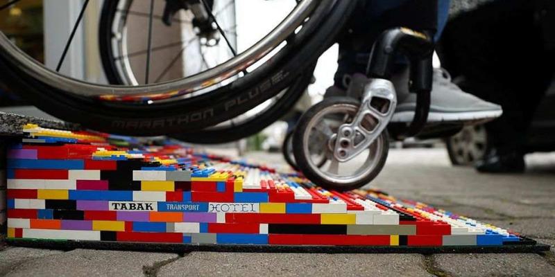 Rita Ebel fabrica estas rampas de Lego para personas usuarias de silla de ruedas Rampa accesible fabricada con piezas de Lego