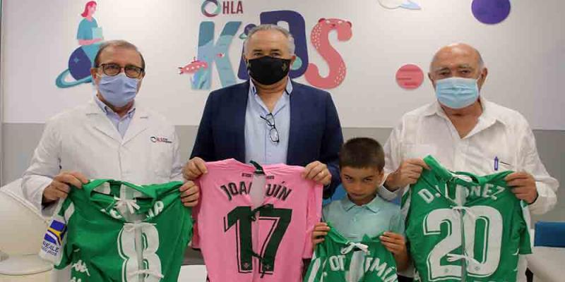 Real Betis / Real Betis La Fundación Real Betis entrega "Las Batas más fuertes" en la Clínica Santa Isabel