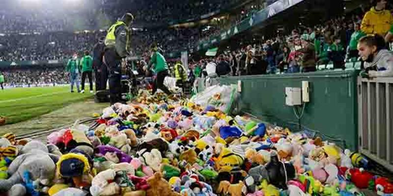 Real Betis / Fundación Real Betis El Real Betis inunda el Villamarín de peluches por una buena causa