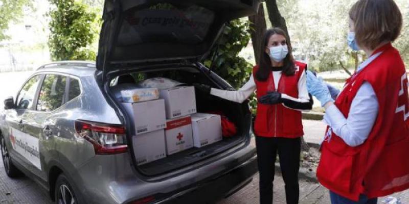 La Reina, durante su visita a una sede la Cruz Roja en Madrid | Foto: Casa Real La Reina Leticia se implica con los trabajos de Cruz Roja en Madrid.
