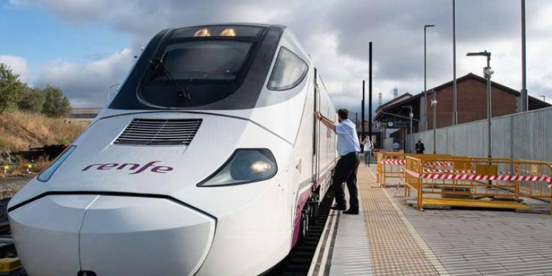 Imagen del Alvia S730 parado durante un viaje en Extremadura/Cadena SER Renfe rebaja al 50 % los billetes de AVE a Extremadura hasta solucionar la anomalía