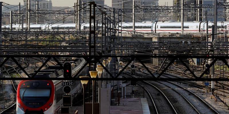 Comienza la huelga de Renfe, que ha anulado 320 trenes y paros en EMT y gasolineras
Renfe paros