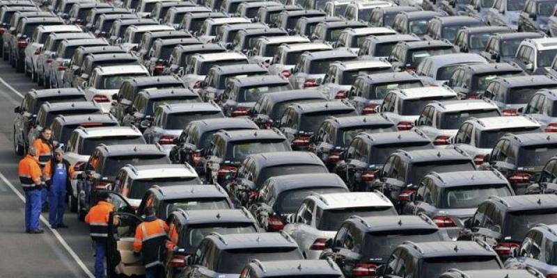 En la imagen, empleados de BLG Logistics Group trabajando en una línea de nuevos vehículos de Mercedes-Benz. EFE