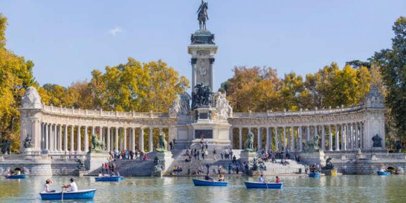 El Gobierno prevé nuevos récords en la llegada de turistas y gasto en verano.
Retiro Madrid