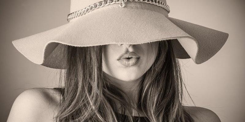 Mujer con un sombrero cubriendo la mitad de la cara. Foto de Pixabay