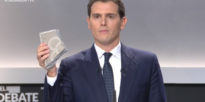 El líder de Ciudadanos saca en pleno debate un trozo de adoquín para mostrar lo que ocurre en Cataluña. Rivera