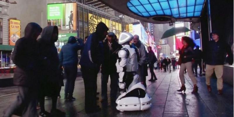 El "Promobot" interactivo reunió a varios curiosos en Nueva York (Reuters)